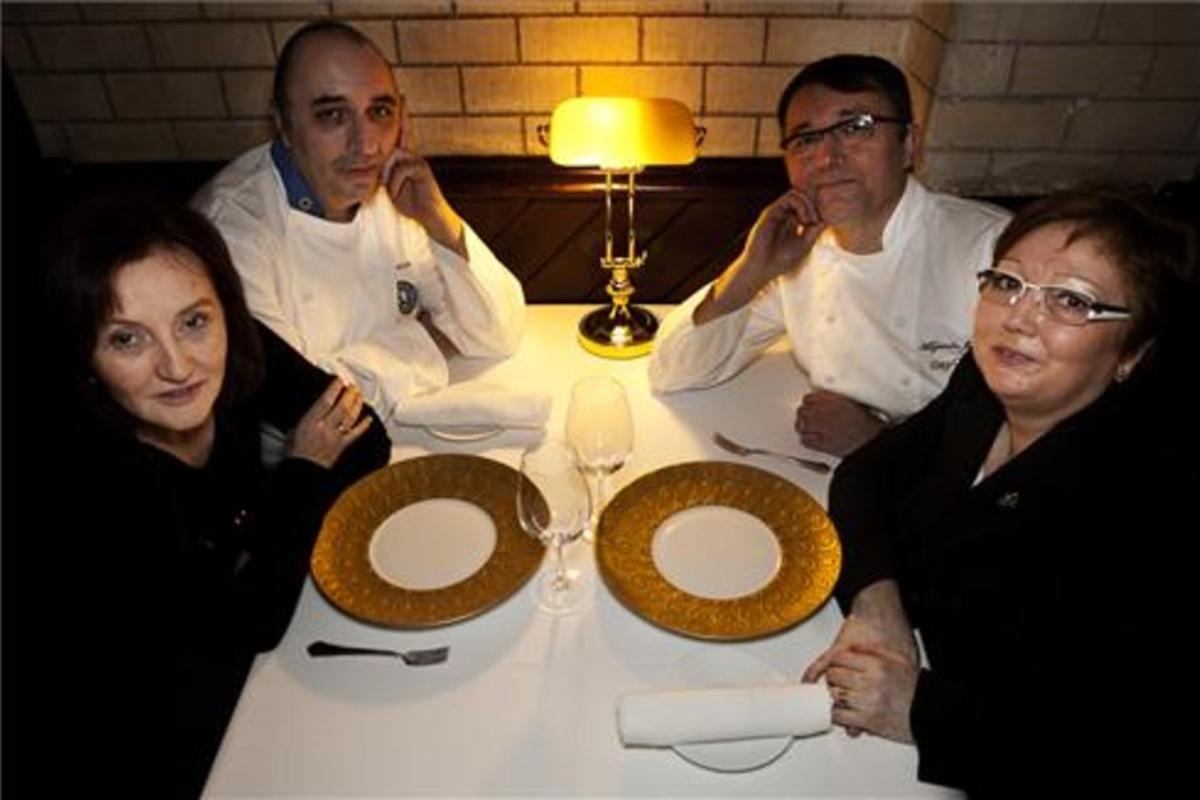 En la mesa, Miguel Alija, Alejandro Jurado, Pilar Oyaga y Paquita Castro, ante platos dorados. Foto: Alfredo Casas