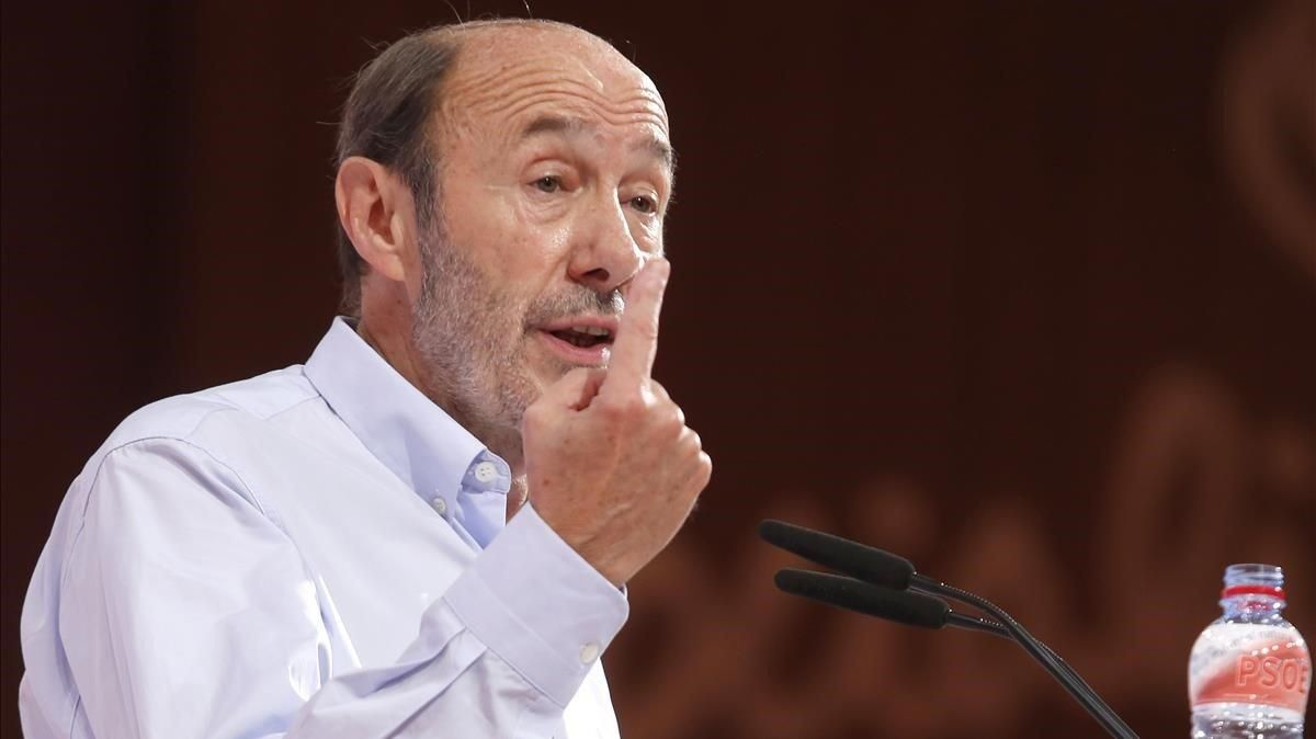 Alfredo Pérez Rubalcaba durante un Congreso Extraordinario del PSOE, en julio del 2014. Alfredo Pérez Rubalcaba durante un Congreso Extraordinario del PSOE, en julio del 2014.