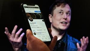 Fotoilustración en la que aparace la cuenta de Twitter de Elon Musk con un retrato del empresario al fondo.