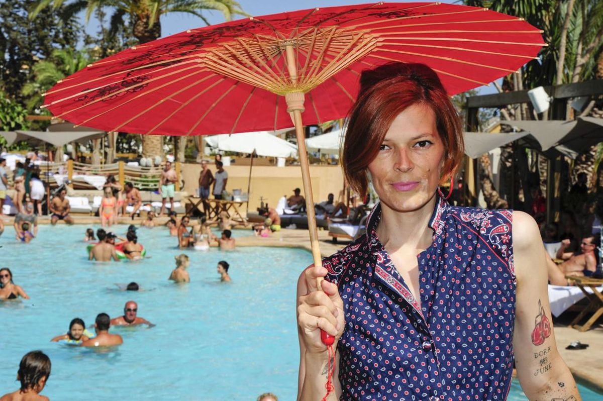 Bimba Bosé, en Marbella, donde estuvo pinchando música el pasado verano. Bimba Bosé, en Marbella, donde estuvo pinchando música el pasado verano.