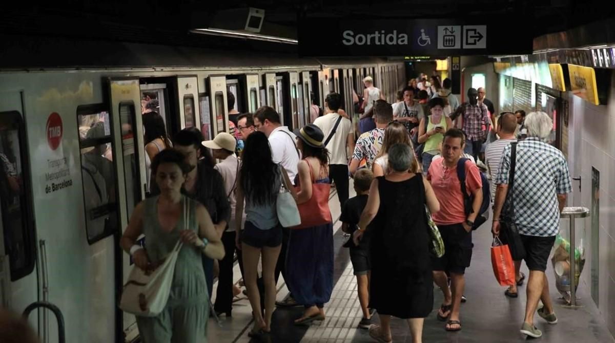 Tall a la L4 del metro per una avaria a Barceloneta Tall a la L4 del metro per una avaria a Barceloneta