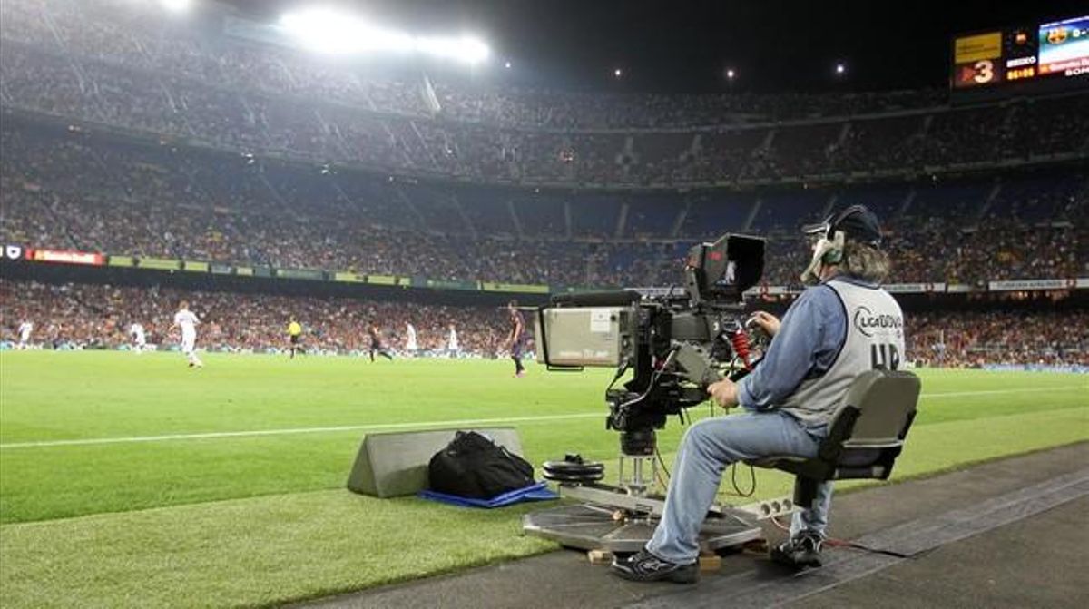 Cámara de televisión, durante la retransmisión de un partido en el Camp Nou. Cámara de televisión, durante la retransmisión de un partido en el Camp Nou.