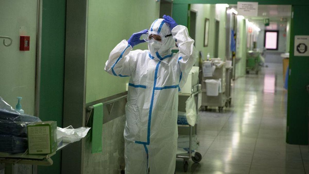 Un sanitario se ajusta las gafas antes de entrar en la habitación de un contagiado Un sanitario se ajusta las gafas antes de entrar en la habitación de un contagiado