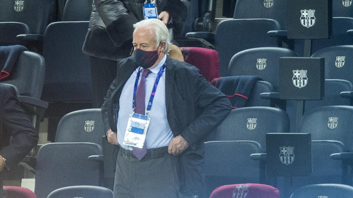 Carles Tusquets, presidente de la comisión gestora, en el palco del Camp Nou. Carles Tusquets, presidente de la comisión gestora, en el palco del Camp Nou.