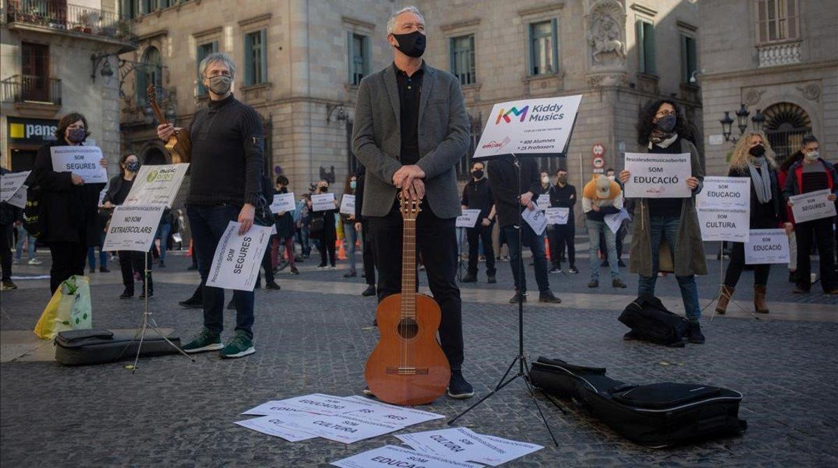 Concentración de directores y profesores de escuelas de música privada en la plaza Sant Jaume de Barcelona, este miércoles, para protestar por las restricciones.