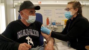Vacunación con la vacuna de AstraZeneca en el Hospital de Emergencias Isabel Zendal de Madrid