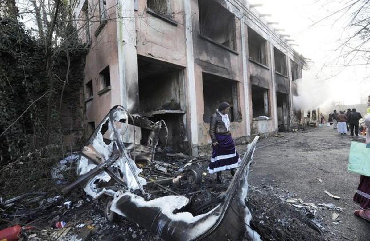 Una mujer, ante los restos de sus pertenencias incendiadas en Turín. Una mujer, ante los restos de sus pertenencias incendiadas en Turín.