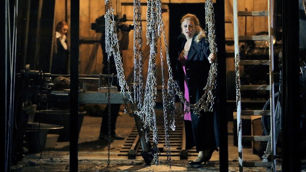Anja Kampe (en primer plano), como Sieglinde, y Catherine Foster (al fondo) como Brünnhilde, en ’La Valquiria’, dirigida por Plácido Domingo, en el Festival de Bayreuth. Anja Kampe (en primer plano), como Sieglinde, y Catherine Foster (al fondo) como Brünnhilde, en ’La Valquiria’, dirigida por Plácido Domingo, en el Festival de Bayreuth.