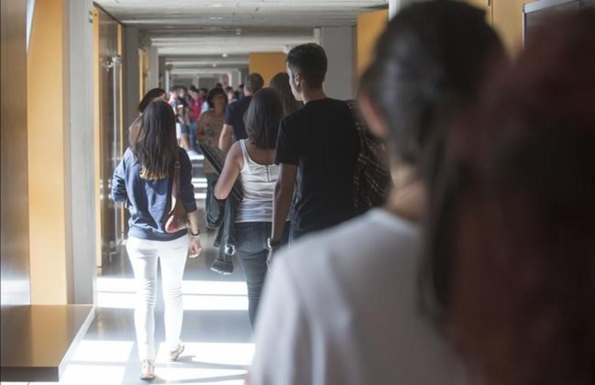Estudiantes en un pasillo del edificio de aulas del campus Catalunya que la URV tiene en Tarragona, esta semana. Estudiantes en un pasillo del edificio de aulas del campus Catalunya que la URV tiene en Tarragona, esta semana.