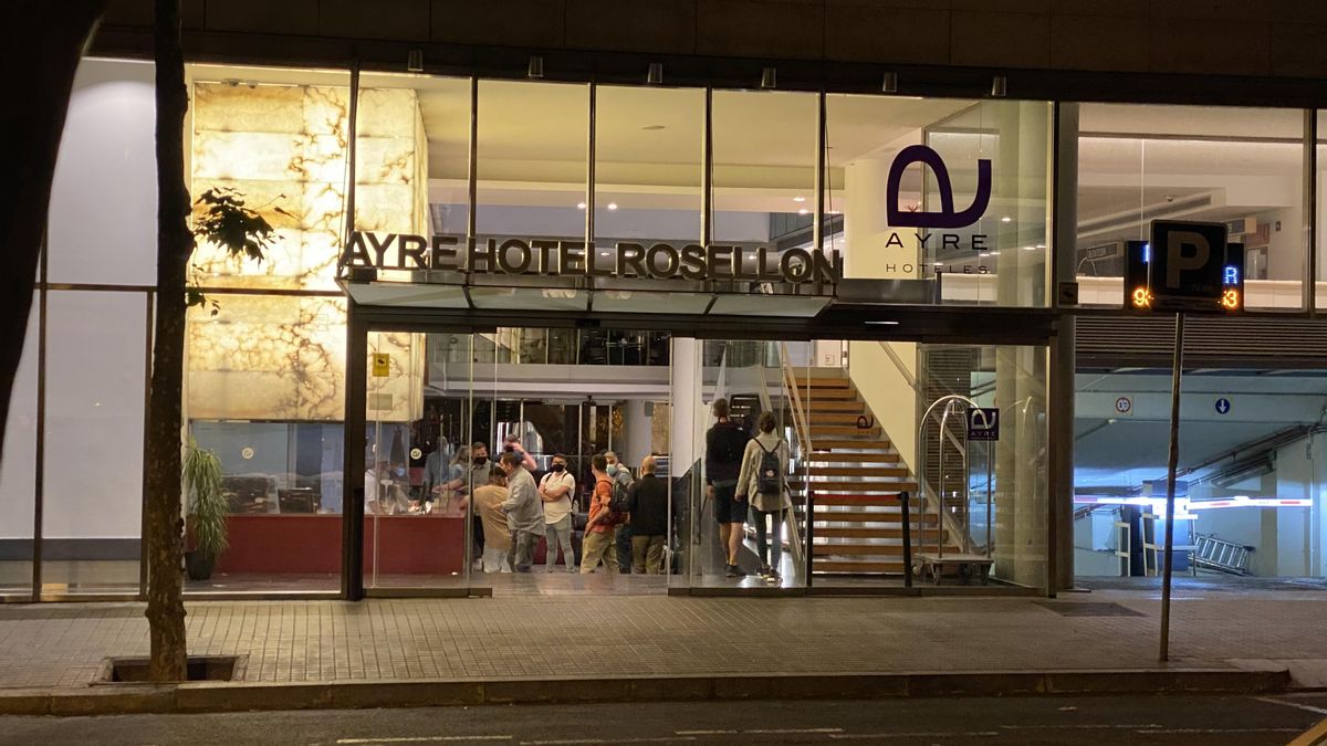 Unos turistas llegan a un hotel de Barcelona. Unos turistas llegan a un hotel de Barcelona.