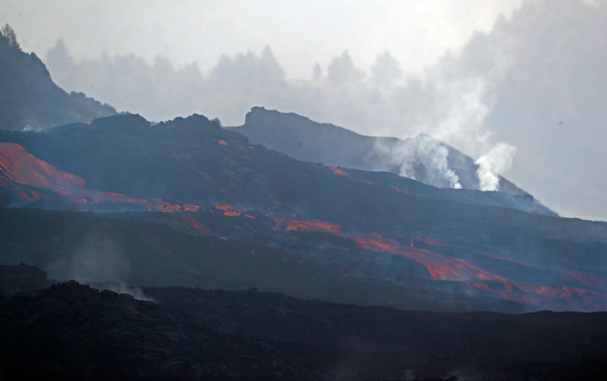 La lava del volcán crea playas en La Palma La lava del volcán crea playas en La Palma