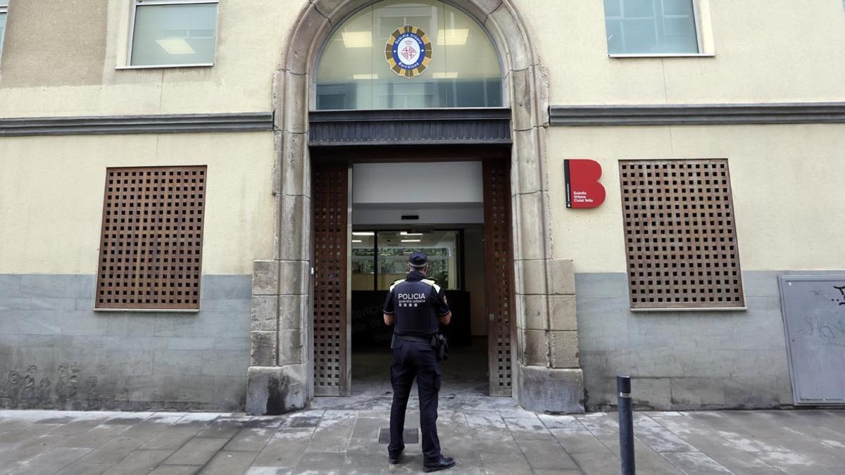 La Guardia Urbana de Barcelona dota de palas detectoras de armas blancas a una treintena de patrullas