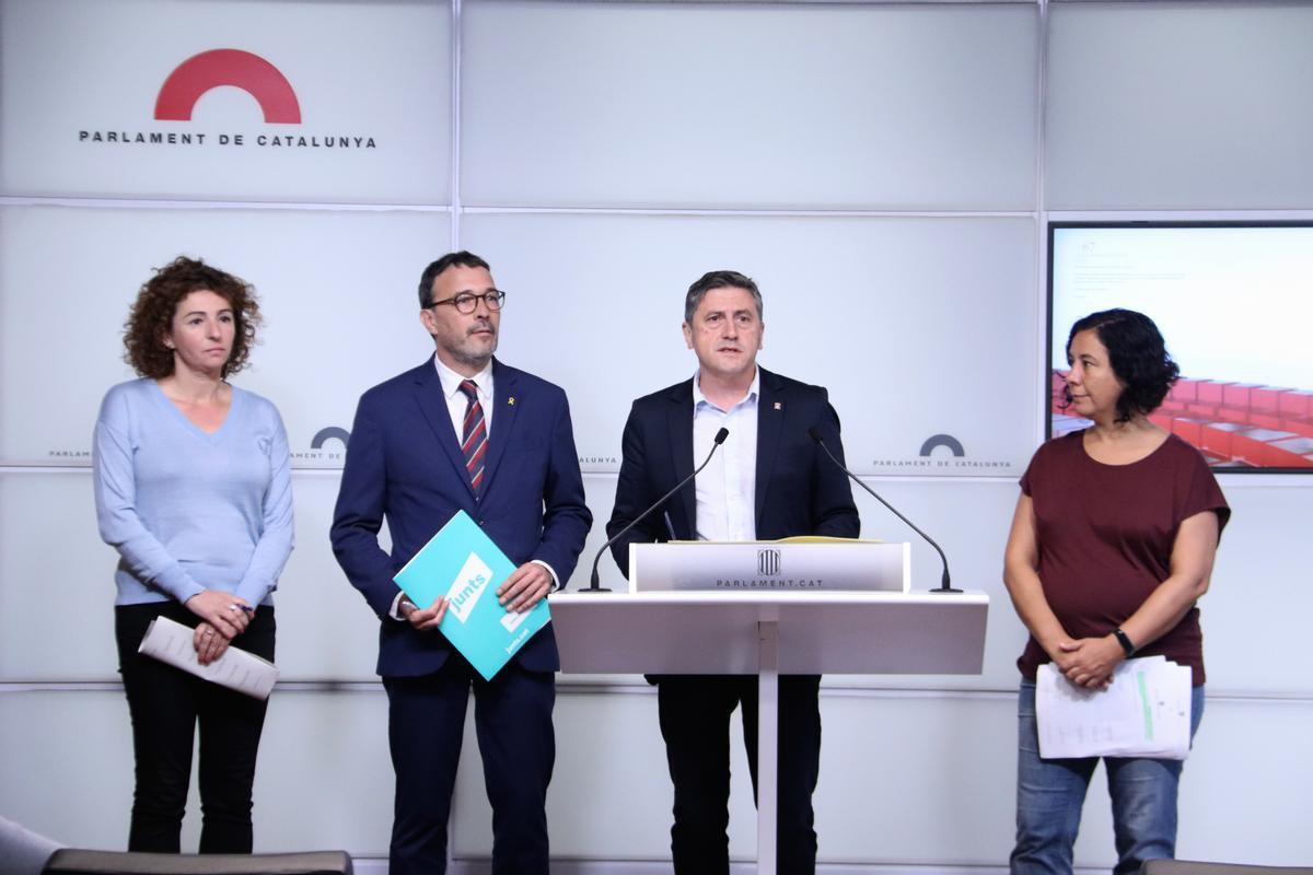 Los diputados Montserrat Vinyets (CUP), Josep Rius (Junts), Jordi Orobitg (ERC) y Susana Segovia (’comuns’ ), en rueda de prensa