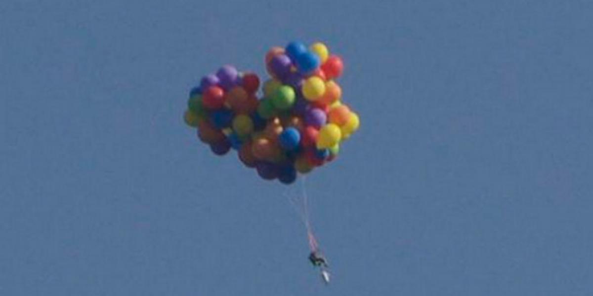 Daniel Boria, volando por Calgary con un centenar de globos de helio.