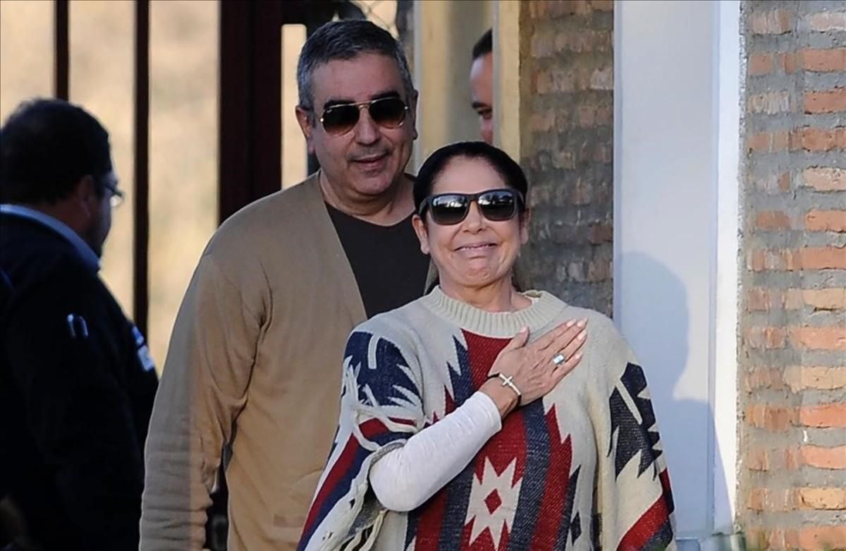 La cantante Isabel Pantoja, acompañada de su hermano Agustín, a la salida de la cárcel el 2 de marzo del 2016. La cantante Isabel Pantoja, acompañada de su hermano Agustín, a la salida de la cárcel el 2 de marzo del 2016.