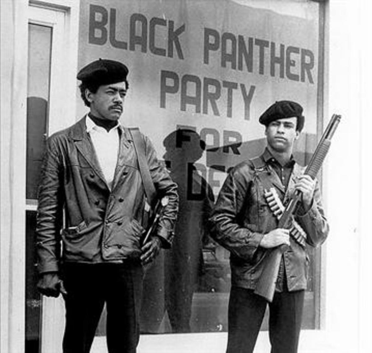 Foto icònica de Bobby Seale, esquerra, i Huey Newton, fundadors de l’organització.