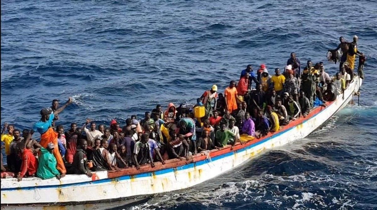 Un cayuco con 215 personas rescatado ante las costas de Mauritania, el pasado octubre. Un cayuco con 215 personas rescatado ante las costas de Mauritania, el pasado octubre.