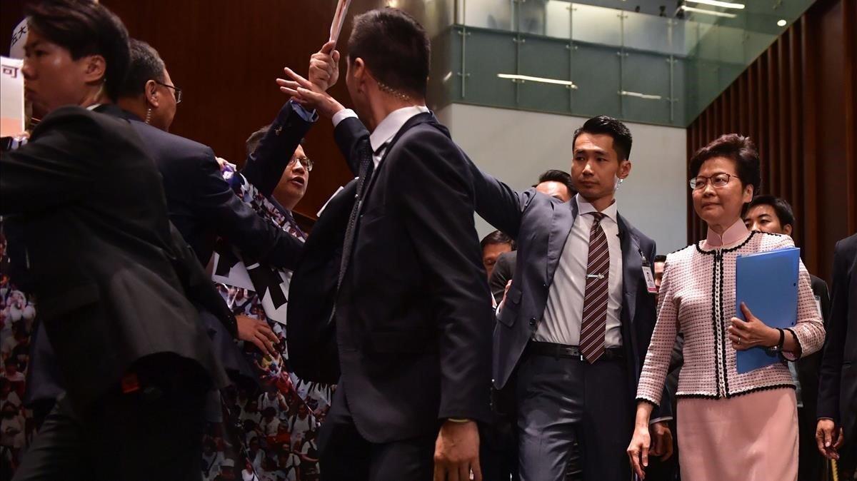 Diputados de la oposición increpan a la jefa del gobierno de Hong Kong.
