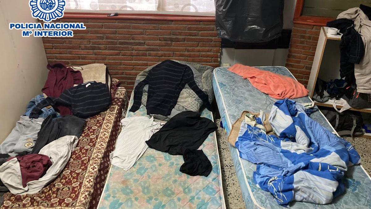 El lugar donde dormían las víctimas de explotación laboral que vivian y trabajaban en locales de comida rápida en el área metropolitana de Barcelona y en Osona.