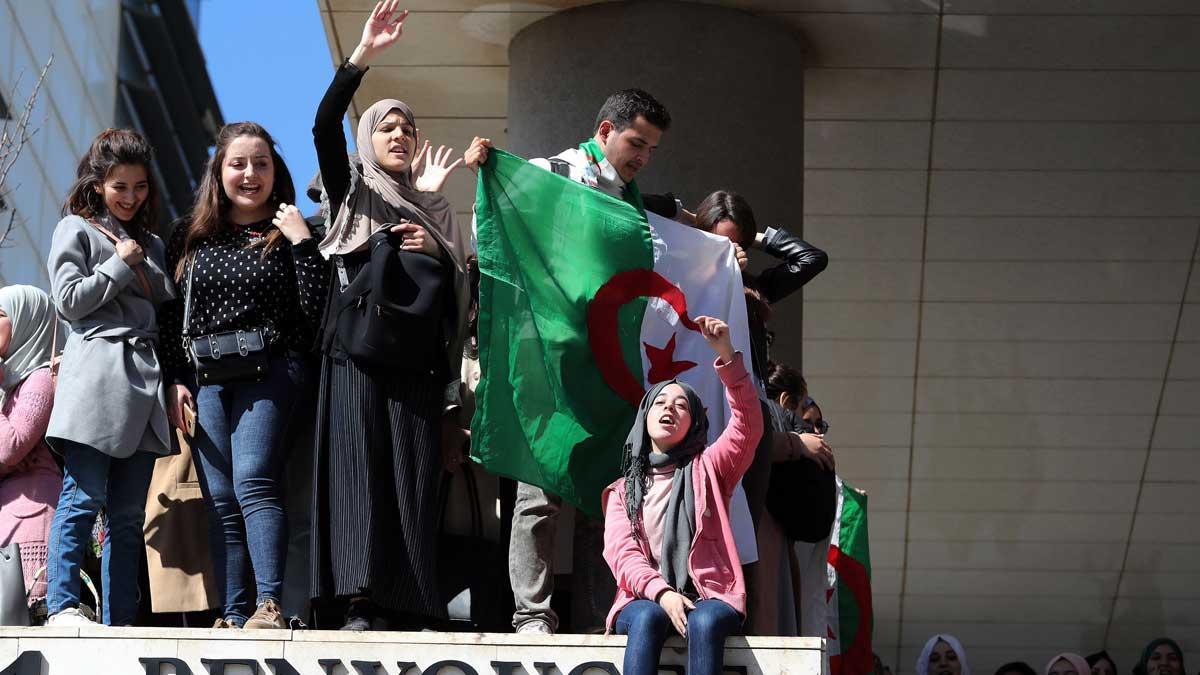 Manifestantes en Argel vuelven a decir ’no’ a Bouteflika. En la foto, estudiantes de medicina durante las protestas.