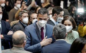 Pedro Sánchez, junto a la ministra Reyes Maroto en Fitur.