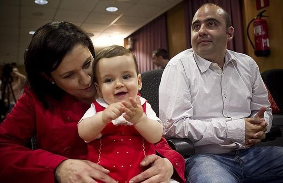 Álvaro, el niño que fue operado de la laringe cuando era un feto, con sus padres. Álvaro, el niño que fue operado de la laringe cuando era un feto, con sus padres.
