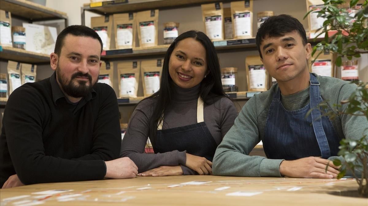 De izquierda a derecha, Toño Otero, creador de Ecolectia, y sus dos empleados: Carolina Torres y Shukhrat Abdyganiev. De izquierda a derecha, Toño Otero, creador de Ecolectia, y sus dos empleados: Carolina Torres y Shukhrat Abdyganiev.