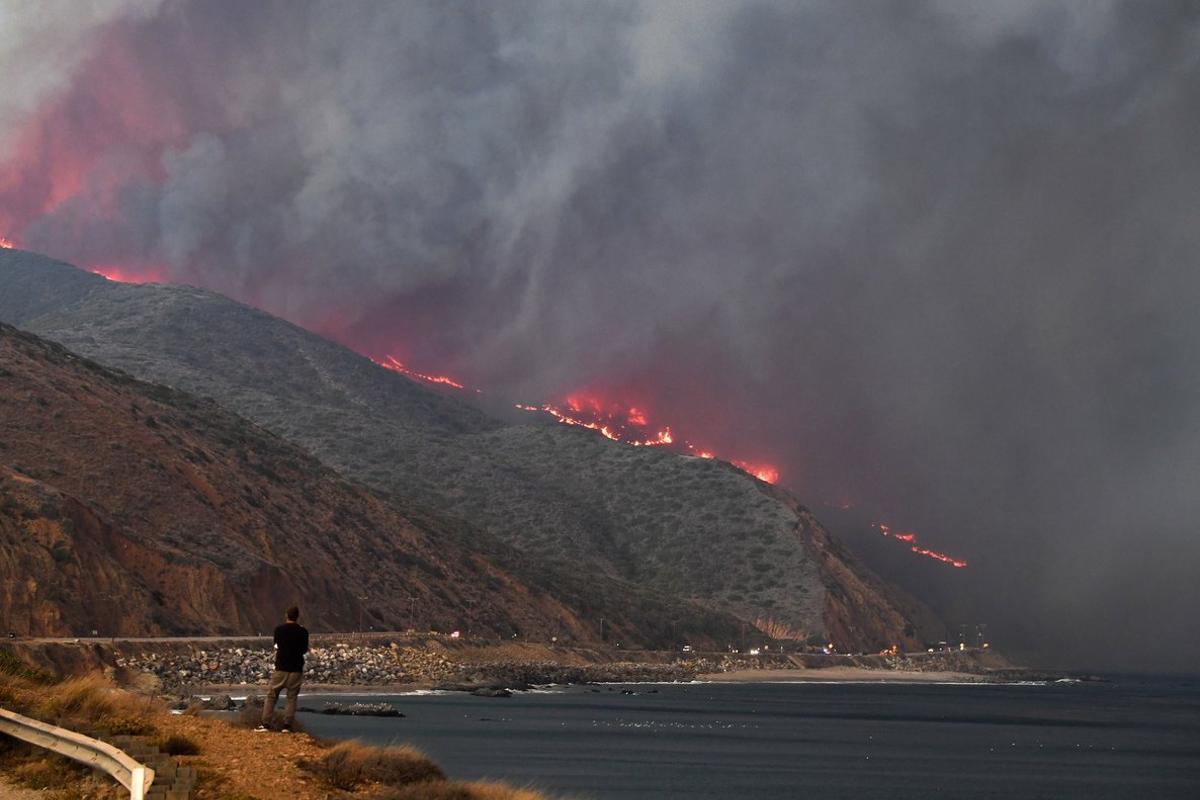 Incendio cerca de Malibú, California.