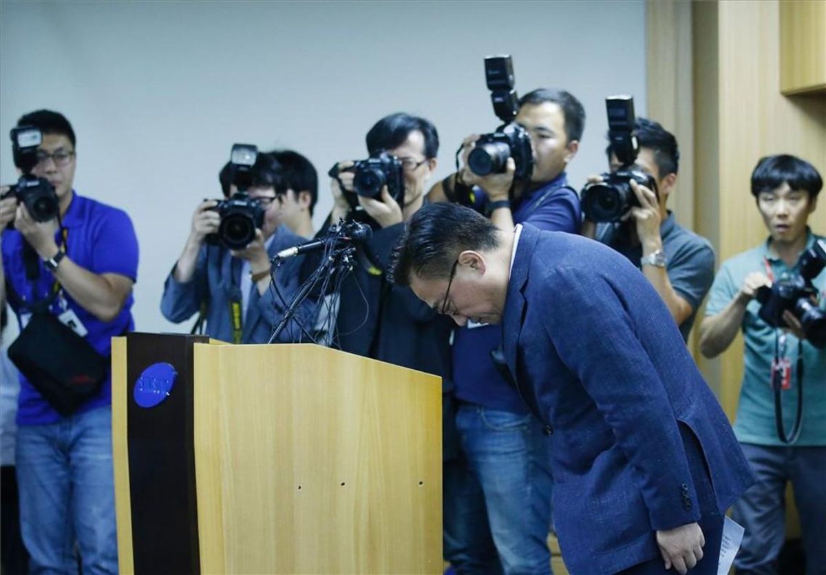 El director de la división de telefonía móvil de Samsung, Koh Dong-jin, hace una reverencia durante la rueda de prensa sobre los problemas del Galaxy Note 7. El director de la división de telefonía móvil de Samsung, Koh Dong-jin, hace una reverencia durante la rueda de prensa sobre los problemas del Galaxy Note 7.