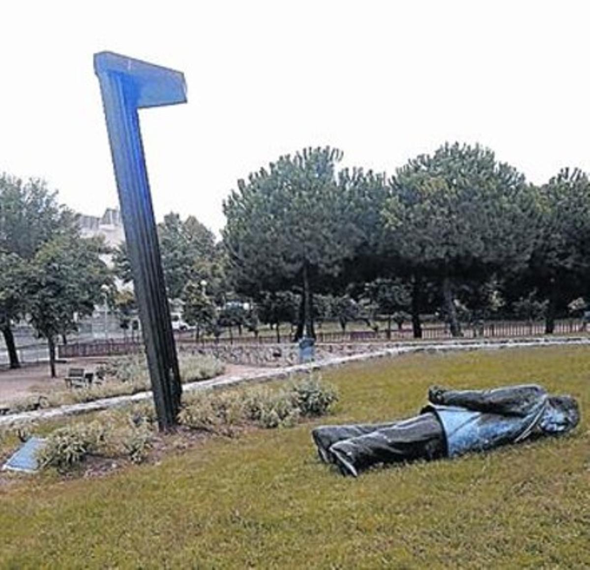 La estatua de Pujol en Premià de Dalt apareció derribada el 30 de septiembre del 2014.