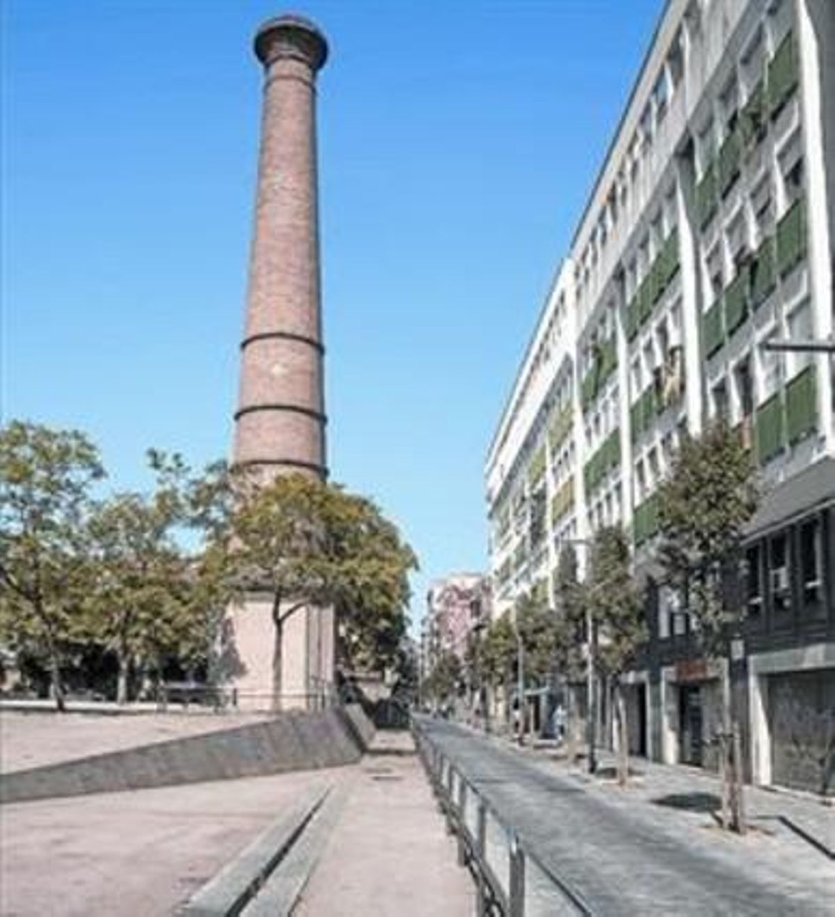 Plaza de la Olivereta 8 La chimenea protagoniza el espacio. Plaza de la Olivereta 8 La chimenea protagoniza el espacio.