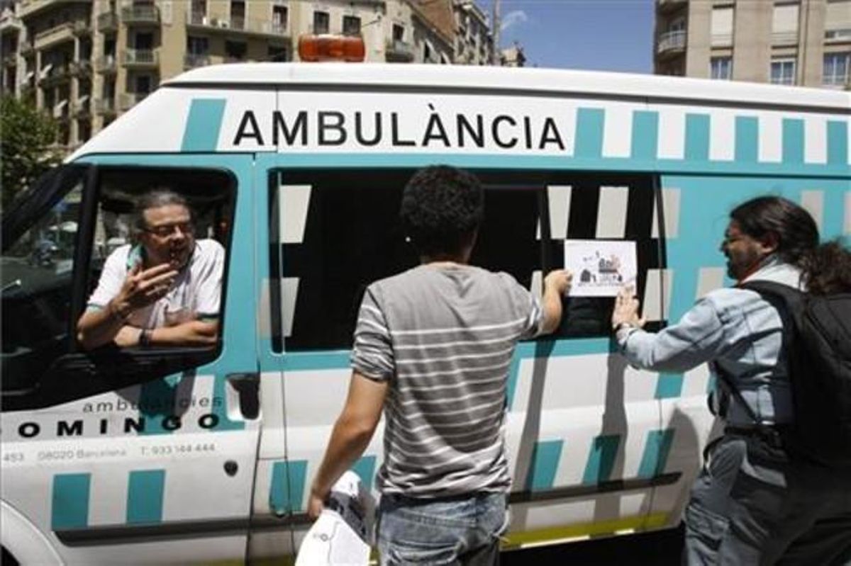 Un piquete informativo discute con un conductor de ambulancias. Un piquete informativo discute con un conductor de ambulancias.