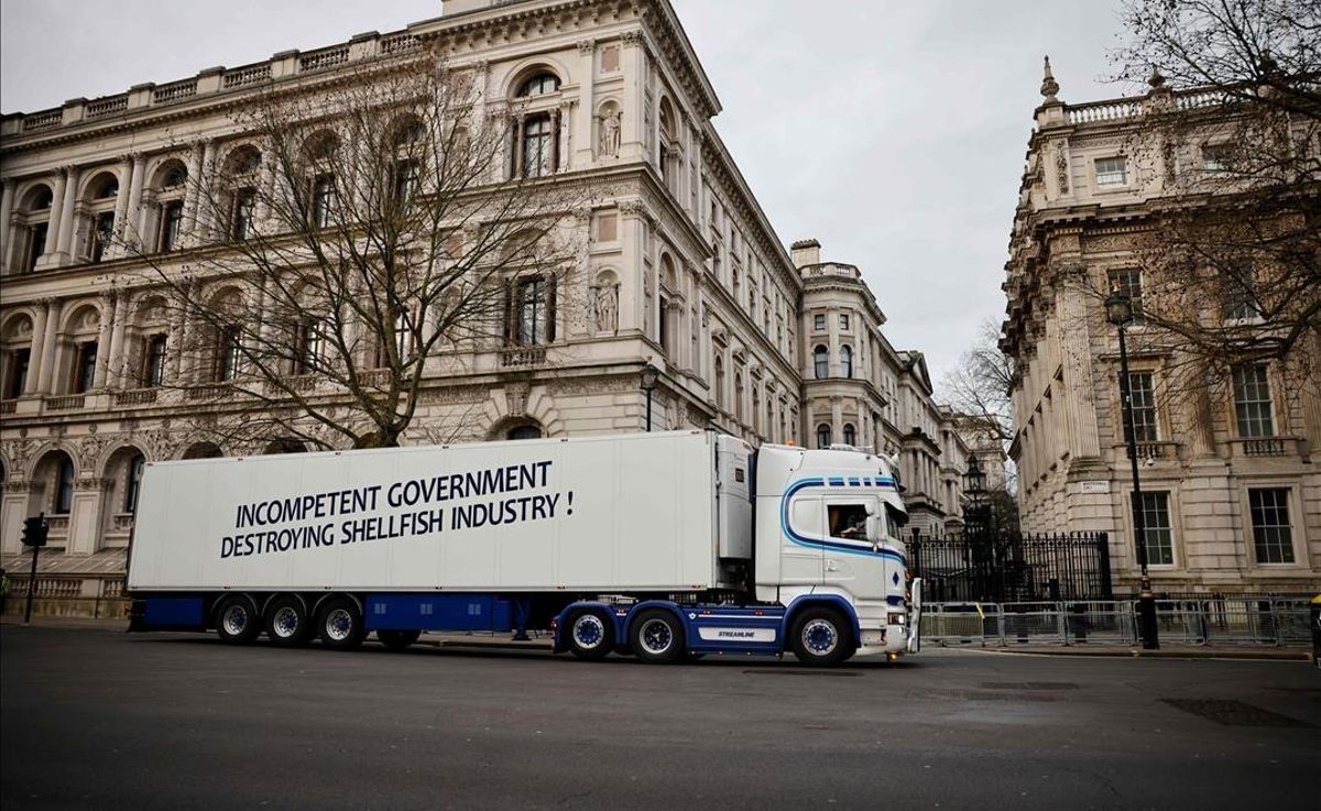 Un camión circula por Downing Street con un mensaje contra el gobierno. Un camión circula por Downing Street con un mensaje contra el gobierno.