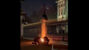 Detenido ante el palacio de Buckingham un hombre que causó un pequeño incendio