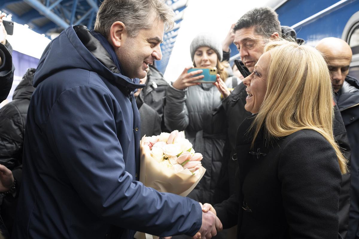 La primera ministra italiana, Giorgia Meloni, es recibida en Kiev (Ucrania) por el ministro de Exteriores ucraniano, Yehan Perebyinis.