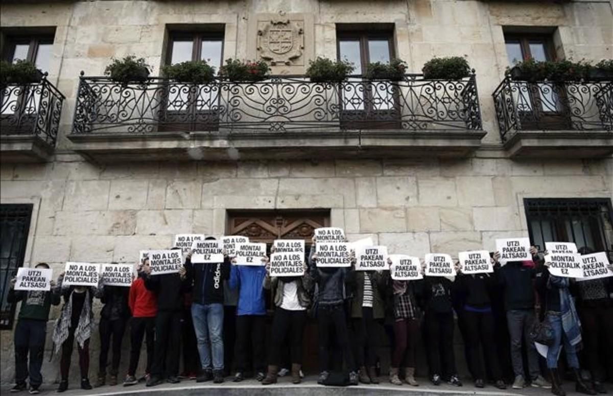 Acto de apoyo de vecinos y amigos de los dos primeros detenidos por la agresión a dos guardias civiles en Alsasua, el pasado día 17 de octubre. Acto de apoyo de vecinos y amigos de los dos primeros detenidos por la agresión a dos guardias civiles en Alsasua, el pasado día 17 de octubre.