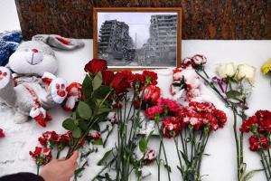 Una persona deja flores en memoria de los fallecidos por el impacto contra un bloque residencial en Dnipro, ante el monumento de la poetisa Lesya Ukrainka en Moscú.