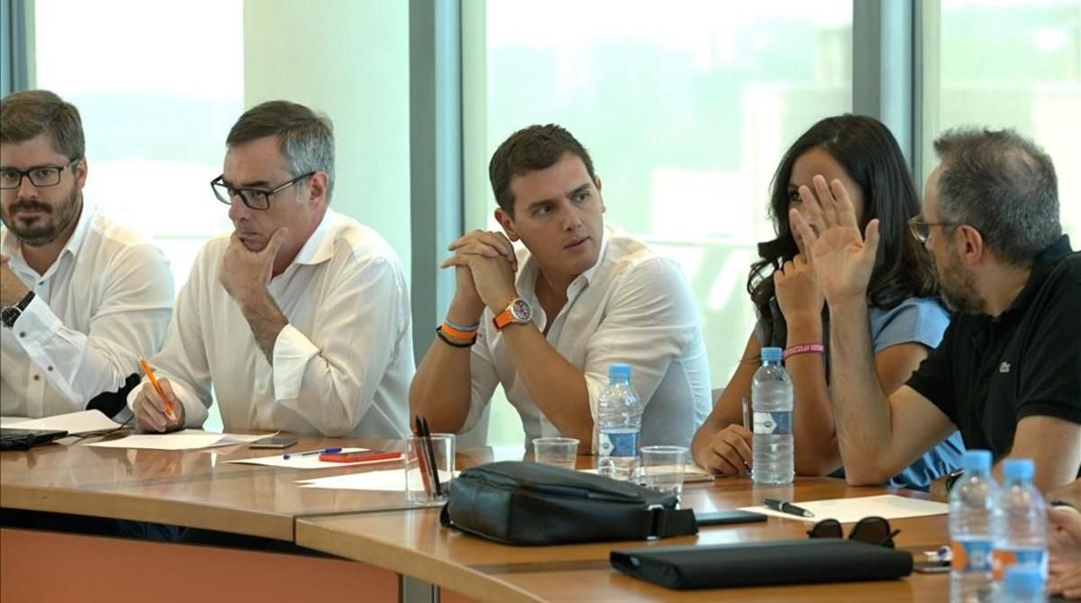 Rivera, con sus principales colaboradores, durante la reunión de la ejecutiva de Ciudadanos el martes 26 de julio en Madrid. Rivera, con sus principales colaboradores, durante la reunión de la ejecutiva de Ciudadanos el martes 26 de julio en Madrid.