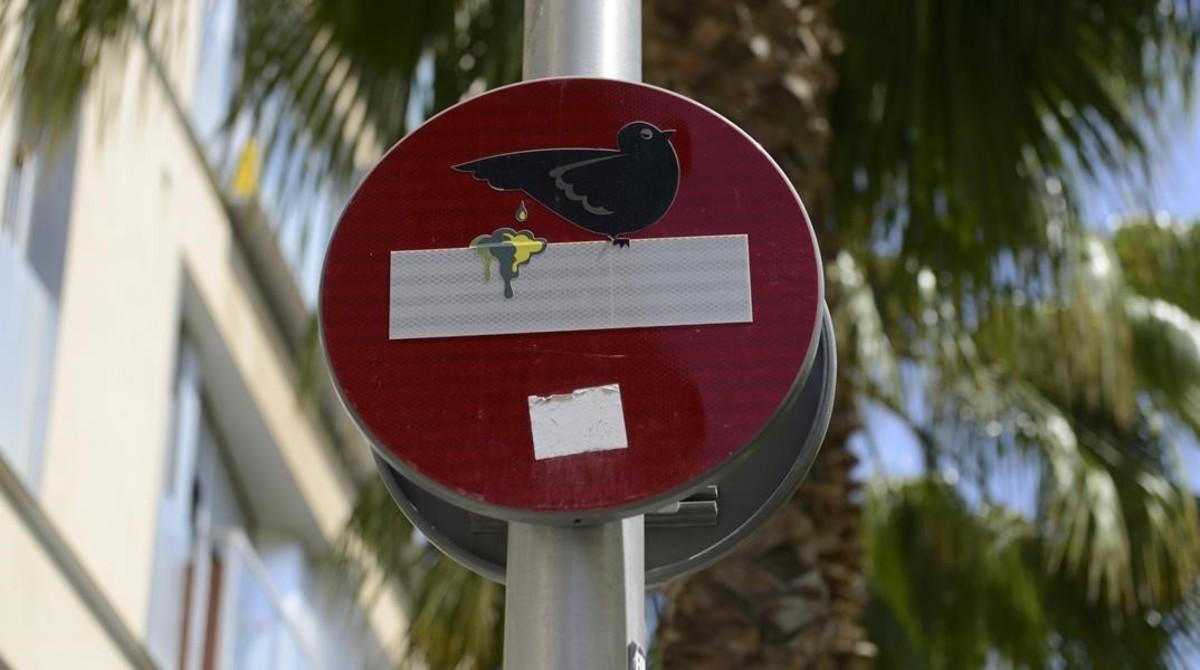 Una paloma caga en un prohibido el paso. Lo ha reinterpretado Clet Abraham, artista con base en Milán. 