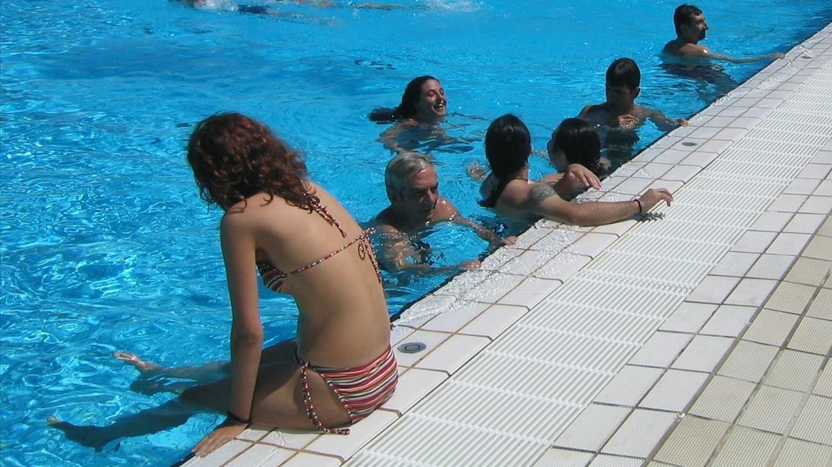 Las mujeres de L’Ametlla del Vallès decidirán si se permite hacer ’topless’ en las piscinas municipales.