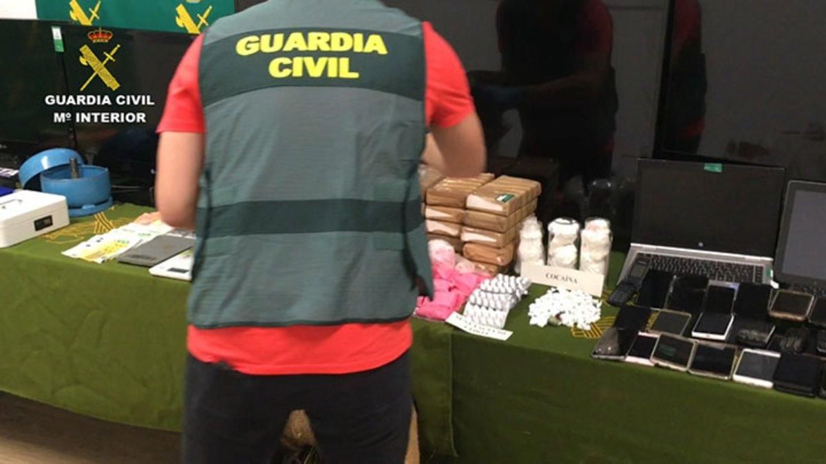 Un agente de la Guardia Civil con el material incautado, entre este, la droga ’Pantera Rosa’ Un agente de la Guardia Civil con el material incautado, entre este, la droga ’Pantera Rosa’