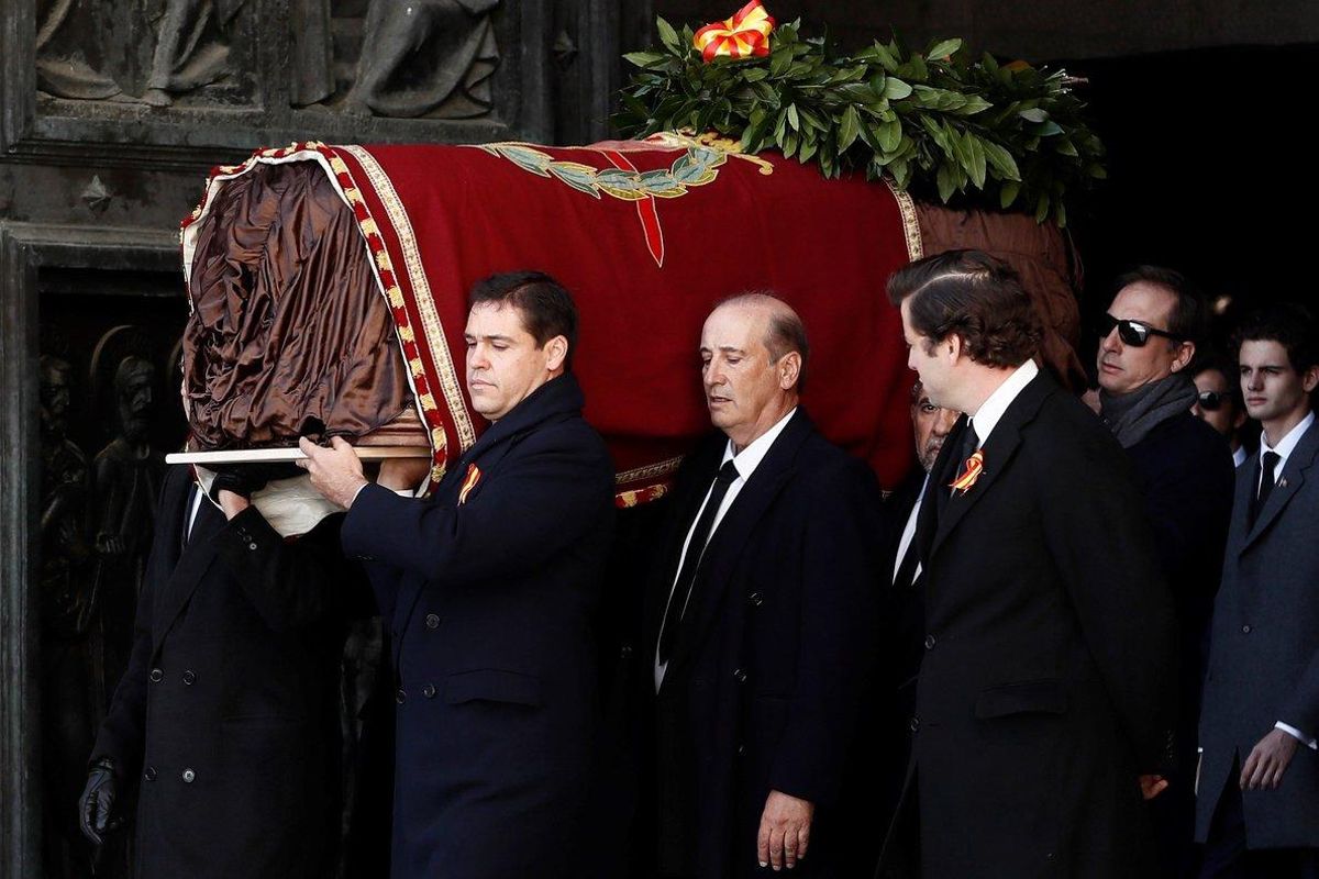 GRA174 EL ESCORIAL, (MADRID) 24/10/2019.- El nieto de Francisco Franco, Luis Alfonso de Borbón (i) lidera la comitiva familiar con los restos del dictador tras su exhumación del Valle de los Caídos y antes de su trasladado al cementerio de El Pardo-Mingorrubio para su reinhumación. EFE/Mariscal POOL -NO ARCHIVO/NO VENTAS- GRA174 EL ESCORIAL, (MADRID) 24/10/2019.- El nieto de Francisco Franco, Luis Alfonso de Borbón (i) lidera la comitiva familiar con los restos del dictador tras su exhumación del Valle de los Caídos y antes de su trasladado al cementerio de El Pardo-Mingorrubio para su reinhumación. EFE/Mariscal POOL -NO ARCHIVO/NO VENTAS-