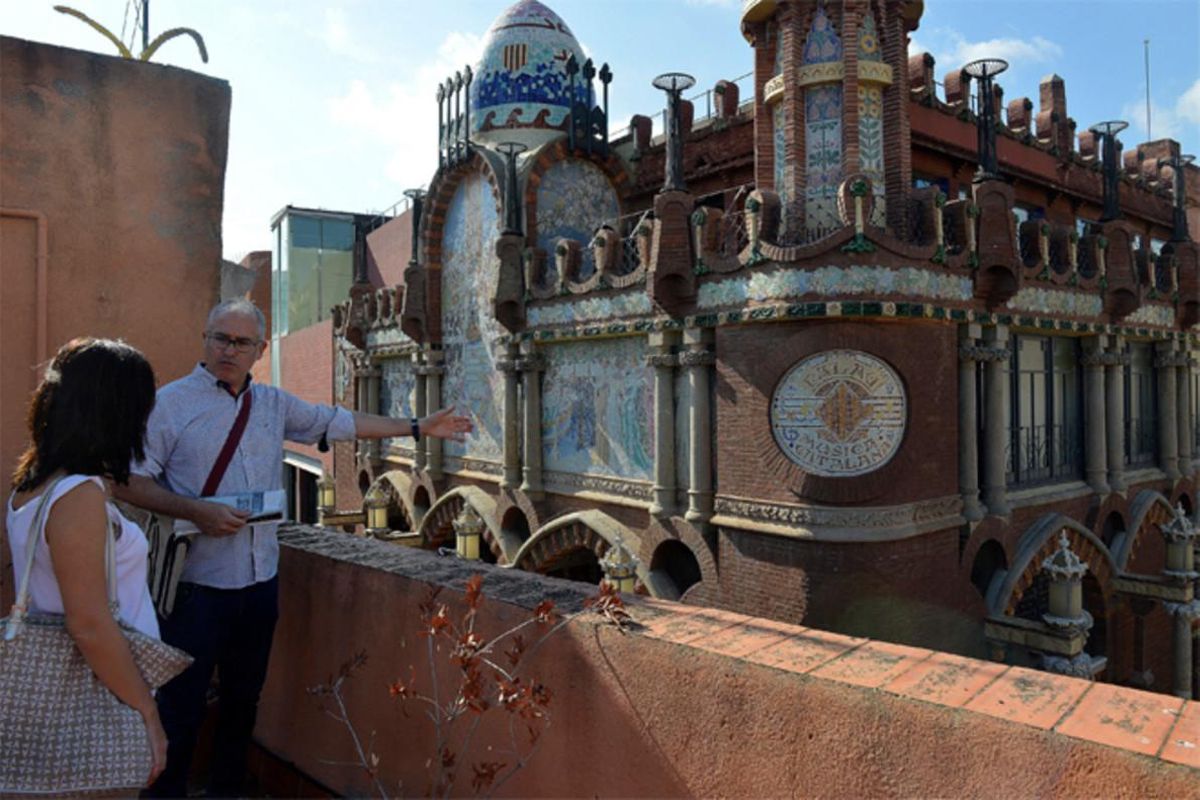 Una parada de una de las rutas de Barcelona Rooftops: la azotea de un edificio de la calle Sant Pere Més Alt. Casi se puede tocar el Palau de la Música. Una parada de una de las rutas de Barcelona Rooftops: la azotea de un edificio de la calle Sant Pere Més Alt. Casi se puede tocar el Palau de la Música.