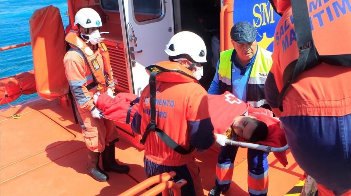 Miembros de Salvamento Marítimo atienden a una de las personas rescatadas en el Estrecho. Miembros de Salvamento Marítimo atienden a una de las personas rescatadas en el Estrecho.