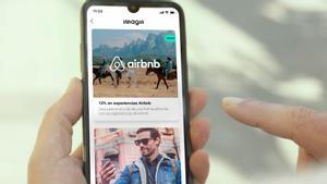 Aplicación de Airbnb en un móvil.
