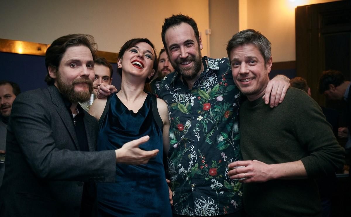 De izquierda a derecha: Daniel Brühl, Sofia Boixet y el chef Sergio Andreu, en el Bar Gracia de Berlín. De izquierda a derecha: Daniel Brühl, Sofia Boixet y el chef Sergio Andreu, en el Bar Gracia de Berlín.