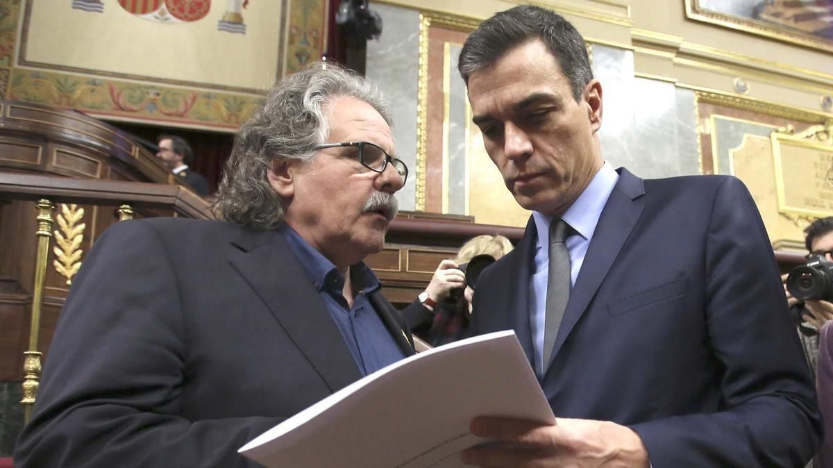 Joan Tardà regala un libro a Pedro Sánchez en diciembre de 2018. Joan Tardà regala un libro a Pedro Sánchez en diciembre de 2018.
