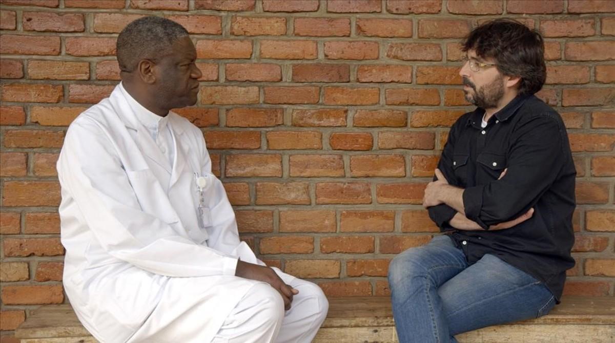 Denis Mukwege y Jordi Évole, en un momento del programa Salvados’ dedicado al coltán. Denis Mukwege y Jordi Évole, en un momento del programa Salvados’ dedicado al coltán.