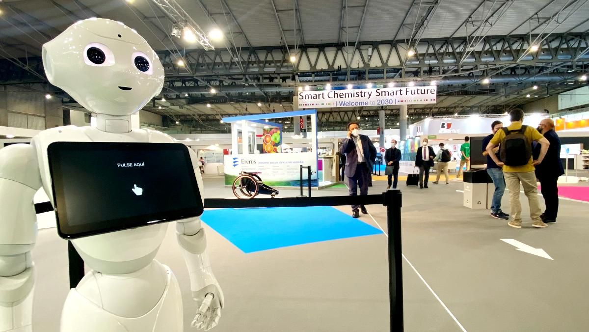 El robot Pepper, en la feria Expoquimia de Barcelona. El robot Pepper, en la feria Expoquimia de Barcelona.