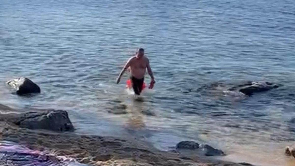 El ’conseller’ de Economía, Jaume Giró, durante su baño matinal de este verano. El ’conseller’ de Economía, Jaume Giró, durante su baño matinal de este verano.